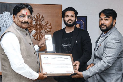 Aslam Kureshi receiving the Times Healthcare Leaders Award from the Hon'ble Health Minister of Gujarat